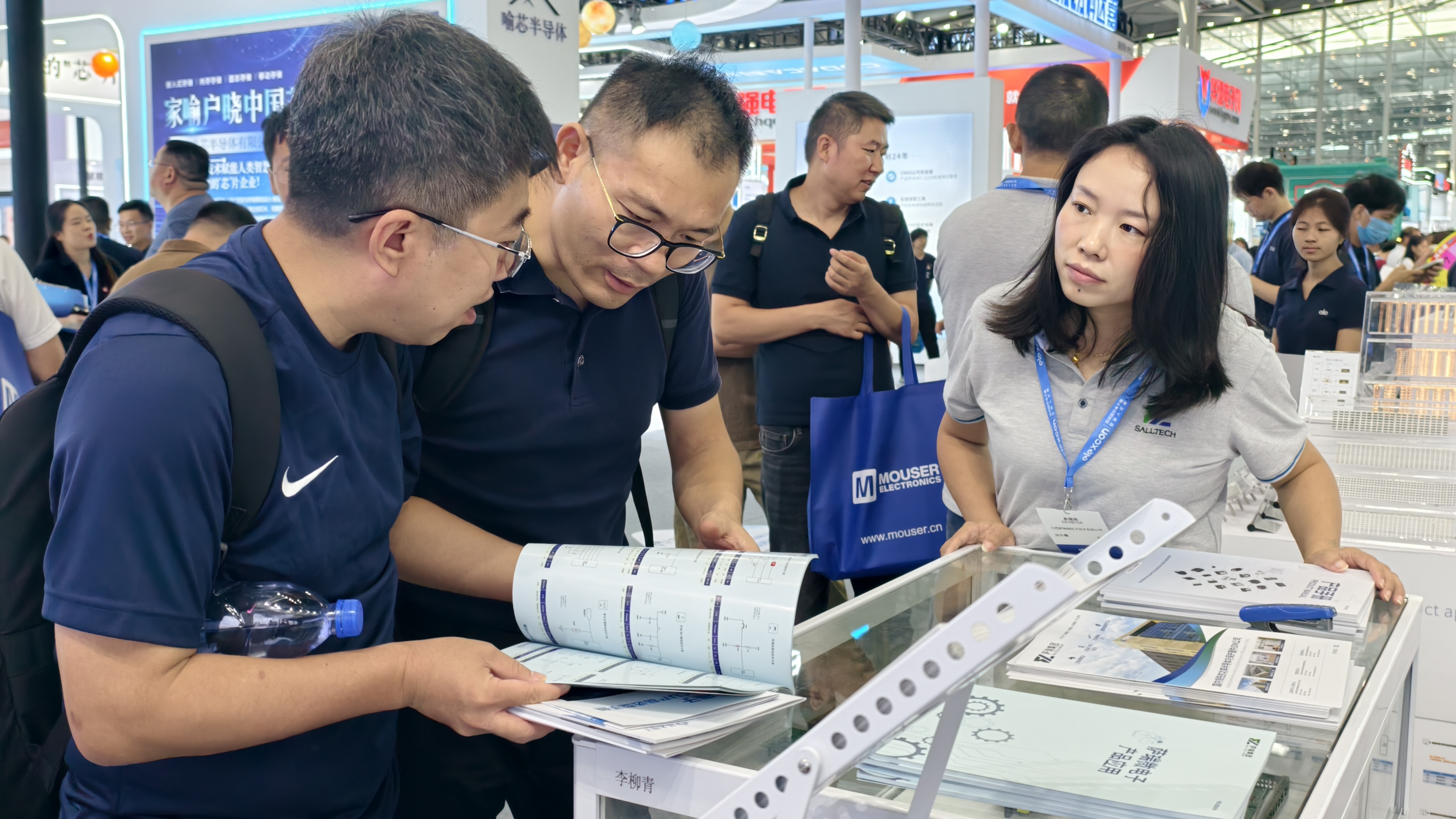 荣耀收官！江西公海jcjc微电子闪耀 2025 深圳电子展并荣获年度大奖
